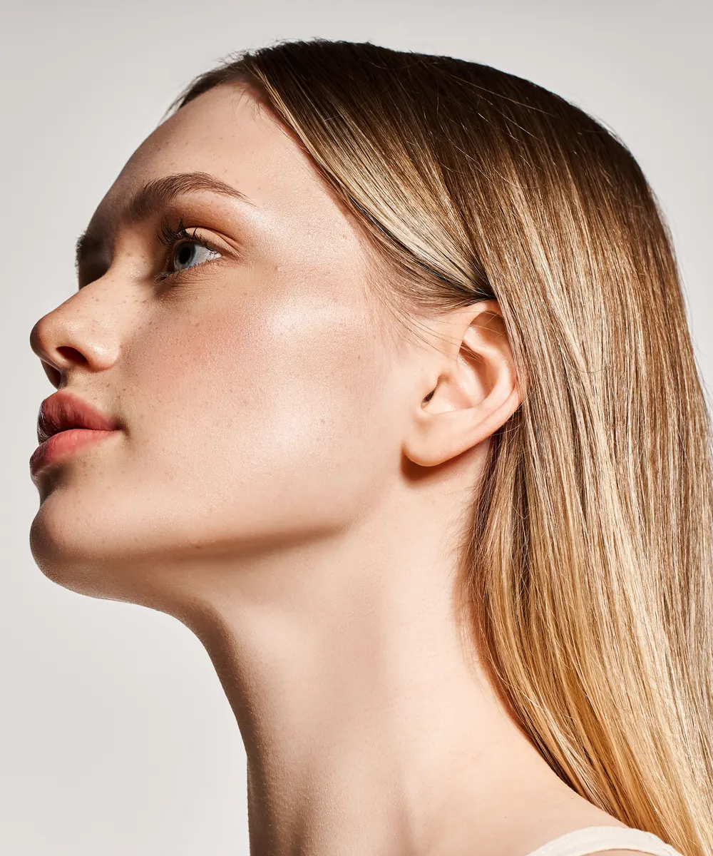 Woman in profile with a smooth neck and a defined jawline