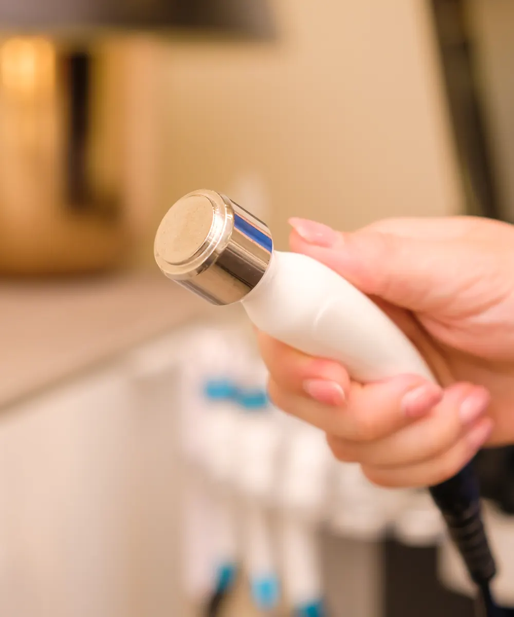Clinician holding a handheld skin treatment device